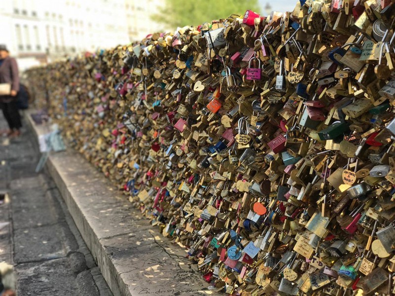 Veronika Škvařilová se se svým foťákem zastavila v Paříži. V některých městech ty "zámky lásky" mosty neúměrně zatěžují
