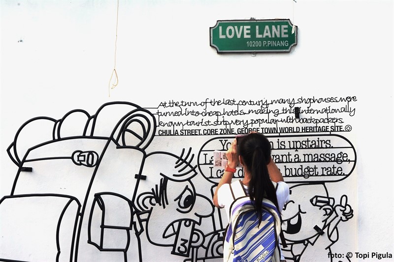 Love Lane je turistická ulička, něco na způsob ostravské Stodolní. O vánočních svátcích to znamenalo, že v zemi, kde je islám státním náboženstvím, byla vánočně vyzdobená, z restaurací zněly Rolničky v různých úpravách… a nic se nedělo. Žádný atentát, žádné násilí. Čínský majitel hotelu, který několik let pracoval v Austrálii, nakoupil jídlo a připravil pro své hosty malou štědrovečerní večeři. A navzdory snažení takzvaného Islámského státu jsem si dal uprostřed muslimské země své štědrovečerní pivo.