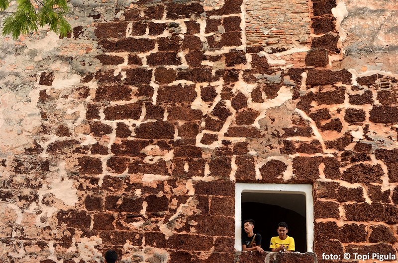 „Co je červené, to je holandské,“ řekl mi jeden z místních. Něco na tom bude. Jenže není červená jako červená. Zatímco Holanďané používali červenou omítku a jejich stavby, ať už je to radnice nebo kostel, jsou svou červení až nápadné, zbylá červená (jiný odstín) byla neomítnutá portugalská pevnost. Kameny totiž pocházejí z červeného lateritového podloží. 