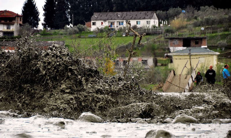 Evakuace domů v Marinëz, duben 2015;
http://www.balkaninsight.com/en/article/albania-village-evacuated-after-gas-explosion-at-oil-field