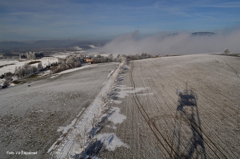 A moderní doba to, možná mimoděk, ještě umocnila: z vyhlídkové plošiny blízké rozhledny Val máte klášter pod sebou jako z letadla...
pokud vám ho ovšem nezakryje přicházející mrak. Pak se musíte spokojit se stínem rozhledny jako kompasem.
