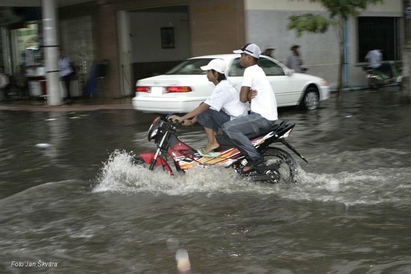 Mladí borci na motorkách - statisticky nejohroženější skupina (Kambodža, Phnom Penh)