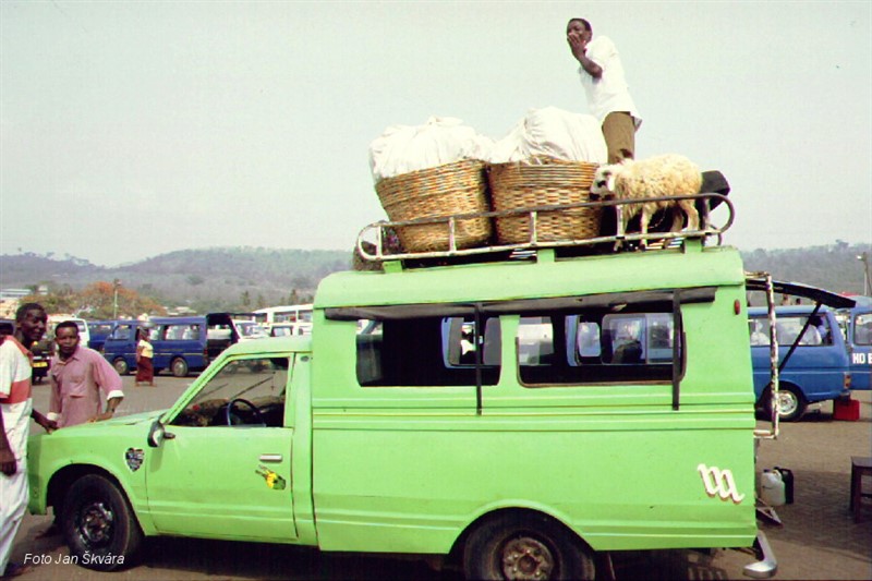 Kolik koz se vejde na střechu minibusu? To se uvidí, až bude konečně naloženo... (Ghana)