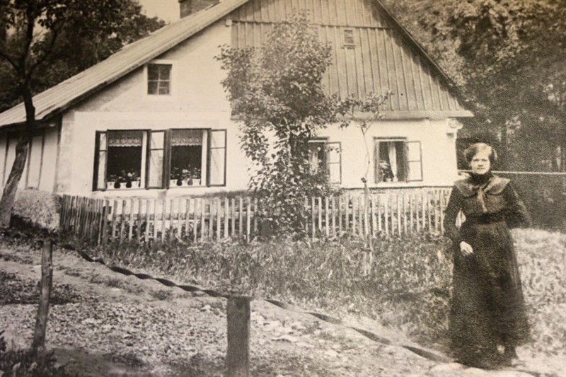 Paní Slávka Hančová před domkem v Hrabačově