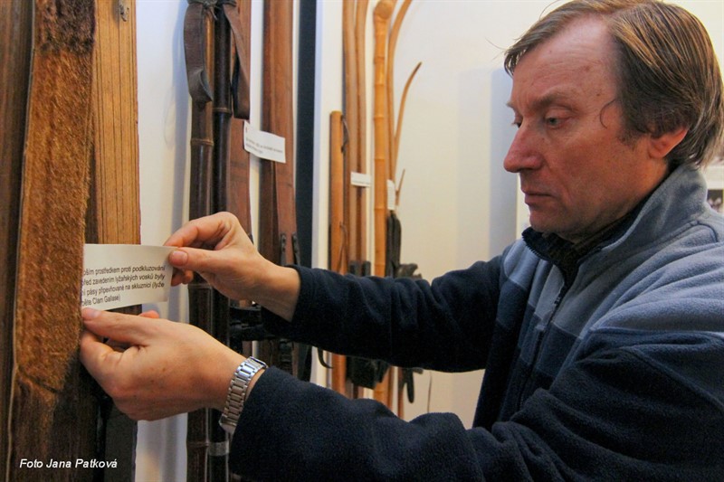 Jan Luštinec u "své" expozice o historii lyžování v Krkonošském muzeu v Jilemnici