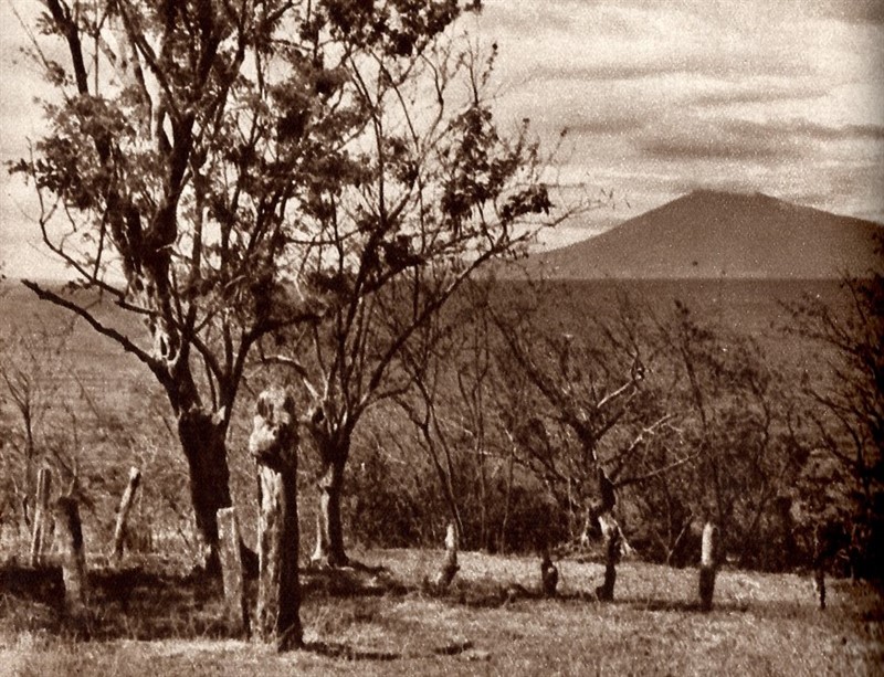 Jediná fotka jezera z knihy Mezi oceány | Foto: Muzeum jihovýchodní Moravy Zlín, Archiv H+Z, autor: Jiří Hanzelka a Miroslav Zikmund