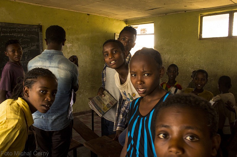 Školy v lidnaté Etiopii jsou přeplněné, v této se učilo přes 200 dětí, v každé třídě jich bylo kolem stovky. Zařízení je primitivní, učebnice chybí a děti se často učí podle „ilustrací“ namalovaných přímo na školní zdi.