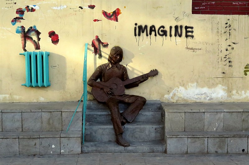 I sem dorazil street art v západním stylu: John Lennon, „Imagine all the people…“