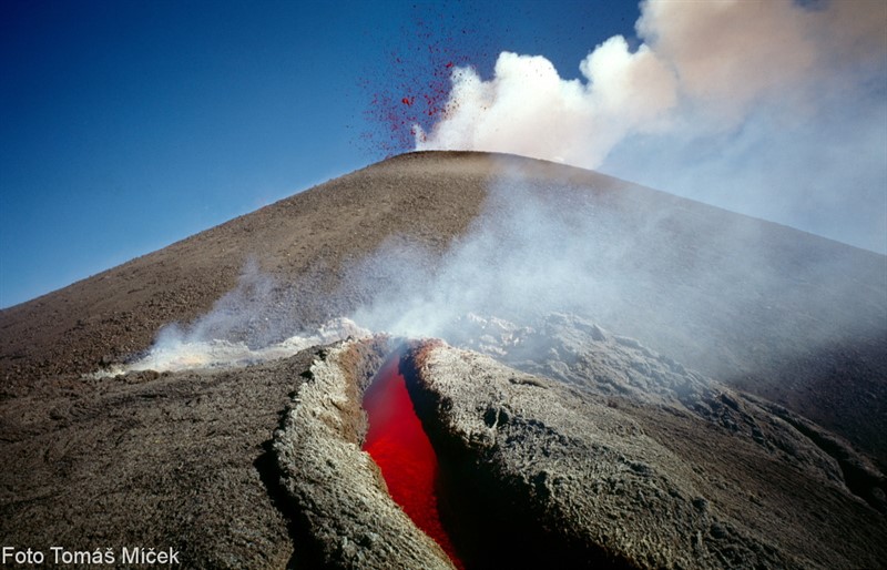 Etna - severovýchodní kráter - současná explosivní i efusivní činnost (Sicílie)