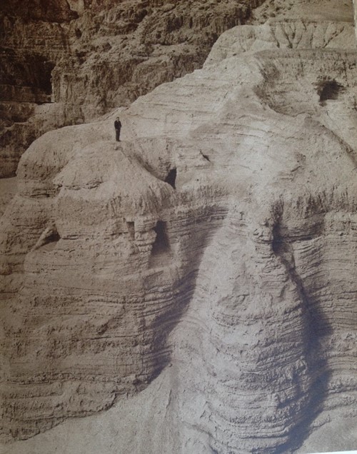 Svitky se našly v jeskyních v naprosto pustých horách. | Foto: Muzeum jihovýchodní Moravy Zlín, Archiv H+Z, autor: Jiří Hanzelka a Miroslav Zikmund