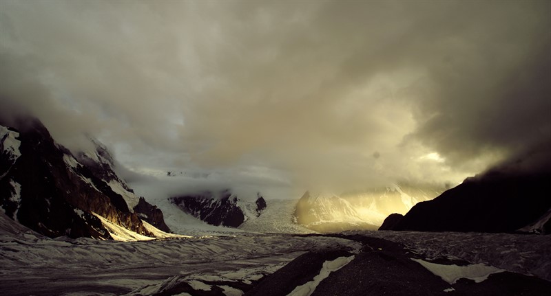 Ledovec  Baltoro za špatného počasí (fotografie z natáčení The Elements)