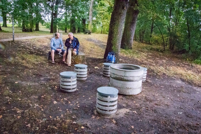 Beton mi nějak nesedí, ale patří sem. Základní stavební materiál dneška.