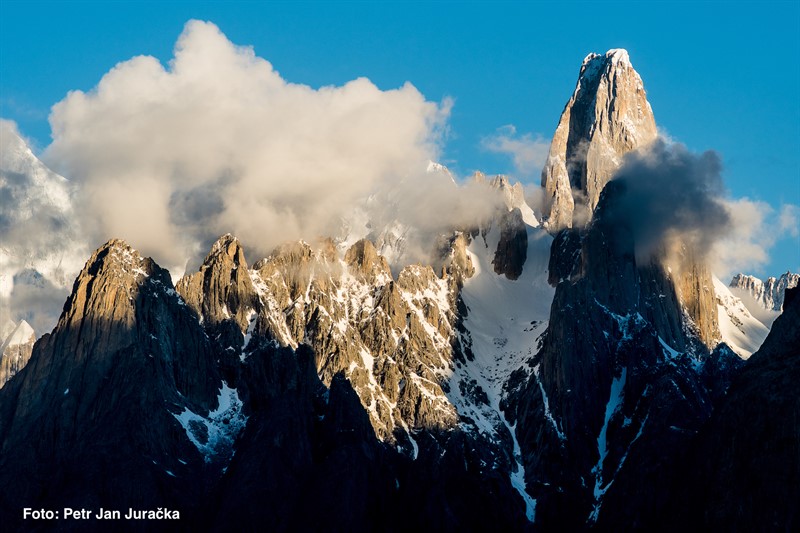 Moje loučení cestou zpět z velehor, do hor… Výhled na slavné Trango Towers se neomrzí. Nejvyšší pahorek na snímku se jmenuje Uli Biaho.