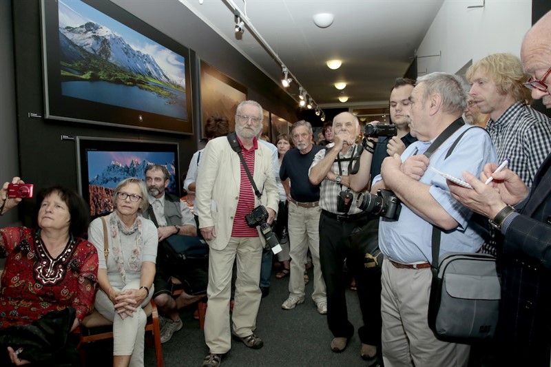 Doprovodný program festivalu tvoří besedy s hosty a výstavy fotografií. 