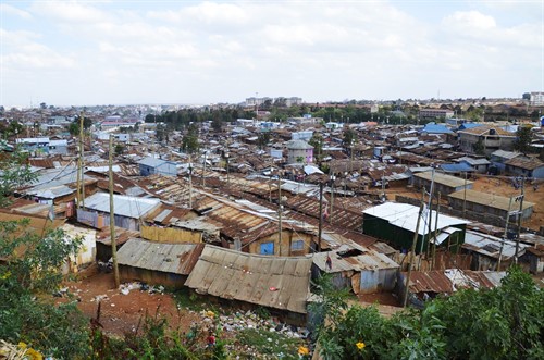 Z cesty adoptivní maminky do Keni: Další zastávkou byla jednu hodinu vzdálená škola Kibera Utu Academy v jednom z největších slumů v Africe - v Kibeře.  I tam jsem měla možnost navštívit všechny třídy a popovídat si s učiteli. Koordinátor Ahmed mě vzal na hodinovou prohlídku slumu. On sám v Kibeře žije.