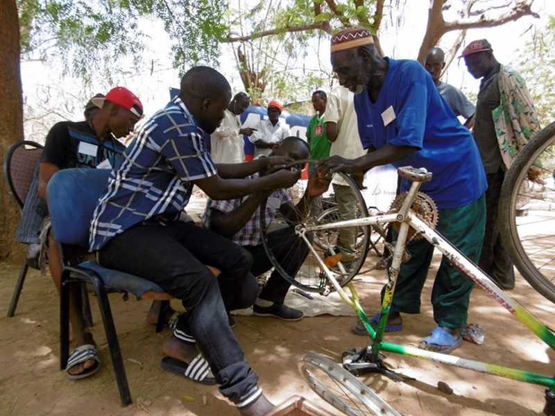 V Africe si musí umět kola opravit