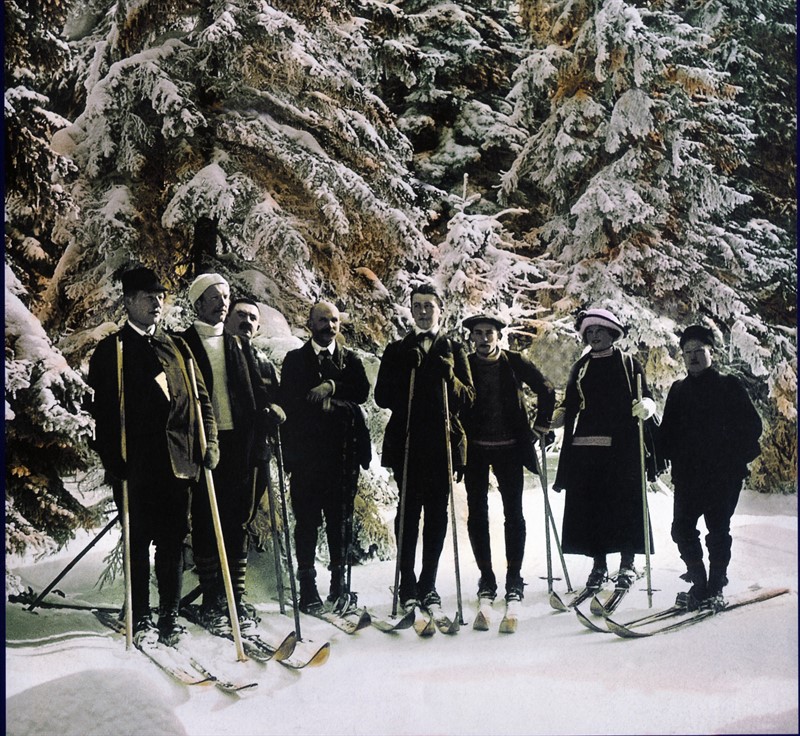 Výprava s Bohumilem Hančem na cestě k Vosecké boudě 7. února 1913 (Foto archiv Krkonošského muzea v Jilemnici)