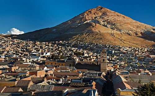 Město Potosí na úpatí Cerro Rico | http://america.aljazeera.com