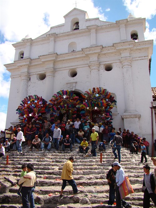 I samotný kostel hýří barvami | http://www.rainbowtravelcenter.com