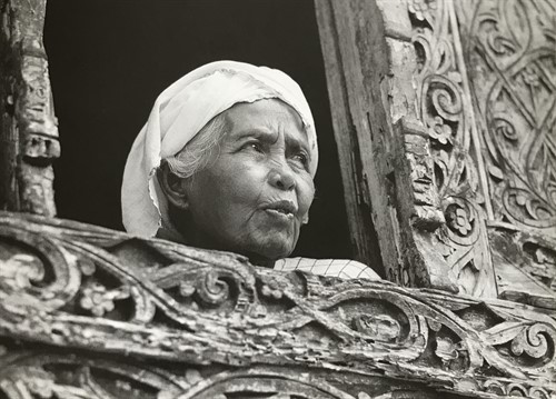 Stará žena žvýkající betel. Že by matka rodu? | Foto: Muzeum jihovýchodní Moravy Zlín, Archiv H+Z, autor: Jiří Hanzelka a Miroslav Zikmund