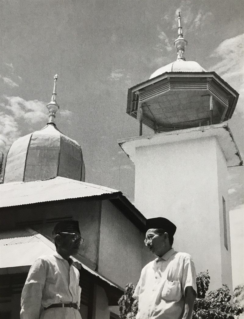 Před svatostánkem s imámem hnutí Ahmadíja | Foto: Muzeum jihovýchodní Moravy Zlín, Archiv H+Z, autor: Jiří Hanzelka a Miroslav Zikmund