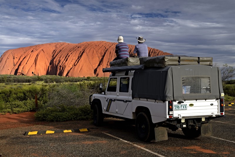 Pozorování lidí pozorujících slavnou posvátnou skálu Uluru je stejně zajímavé jako skála sama.