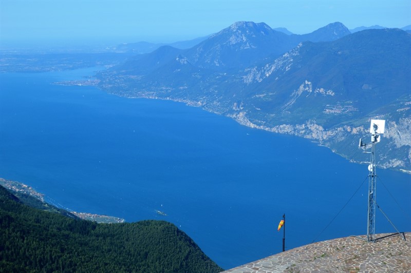 Z Malcesine vede na hřeben Monte Baldo až do výšky 1753 metrů jedna z nejmodernějších lanovek v Evropě. Překonává výškový rozdíl 1650 metrů a navíc se během jízdy otočí dokola a tím umožňuje přepychový kruhový výhled jak na jezero, tak i na protilehlé vrcholky Dolomit