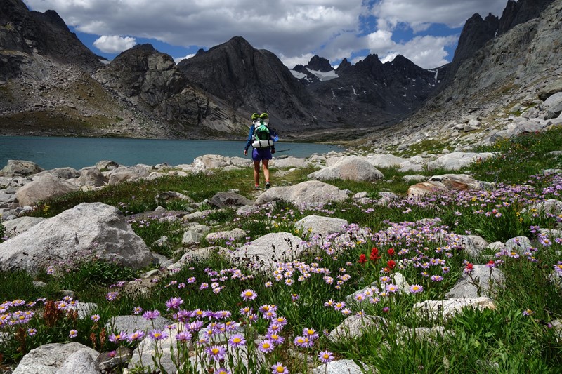 Asi nejhezčí úsek trailu, jako v ráji. Titcomb Basin, pohoří Wind River Range, Wyoming