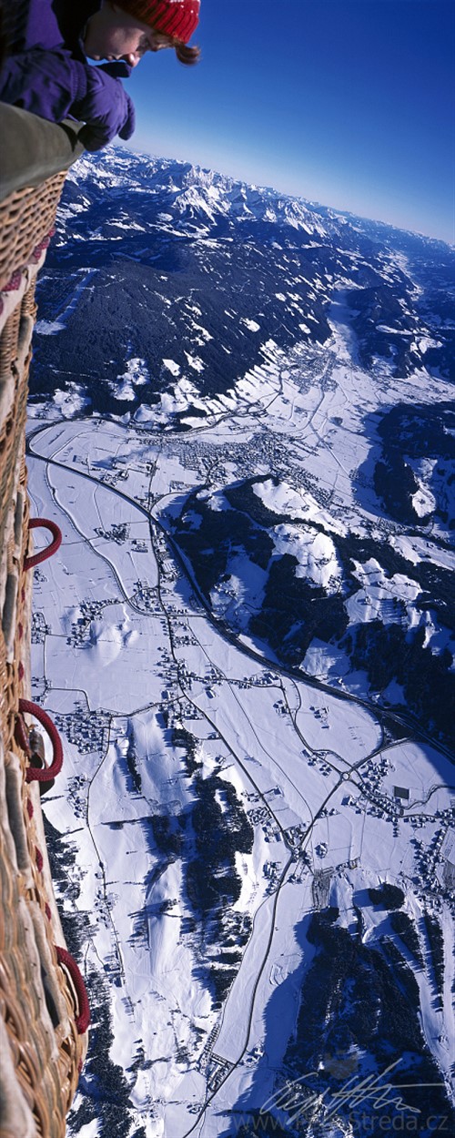 Rakousko – Alpy, Dachsteingebirge
Vykloním se z balónu a vystrčím panoramatický aparát, exponuji naslepo odhadem jednou rukou. Jako zázrakem (kdo ví, jak funguje aparát s otočným objektivem, ví) vyjde tato skvělá kompozice.