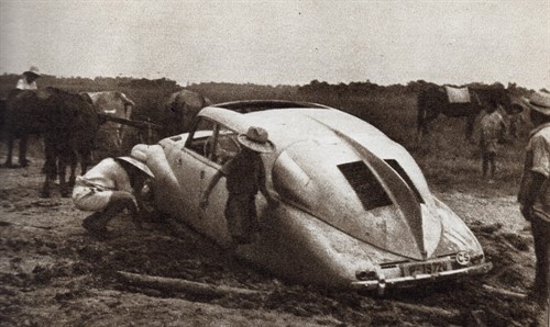 Agentura CzechTrade uvádí, že v zemi je 25 000 km silnic, z toho zpevněných však pouhý jeden tisíc... | Foto: Muzeum jihovýchodní Moravy Zlín, Archiv H+Z, autor: Jiří Hanzelka a Miroslav Zikmund