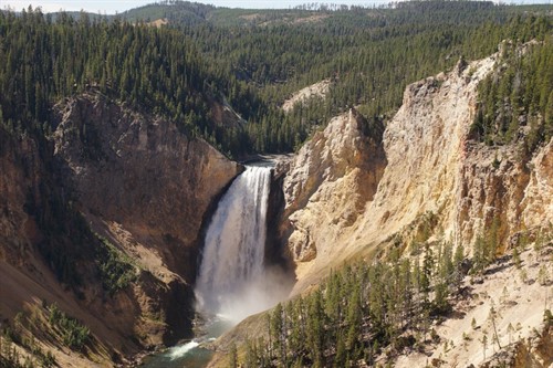 Lower Waterfall  94 m vysoký vodopád na řece Yellowstone