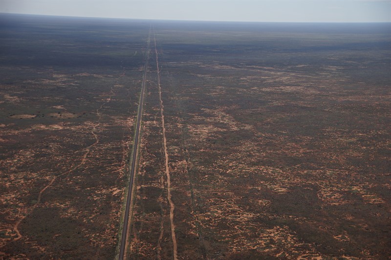 Část nejdelšího rovného železničního úseku na světě (asi 600 km) na trati Adelaide  Perth, Austrálie