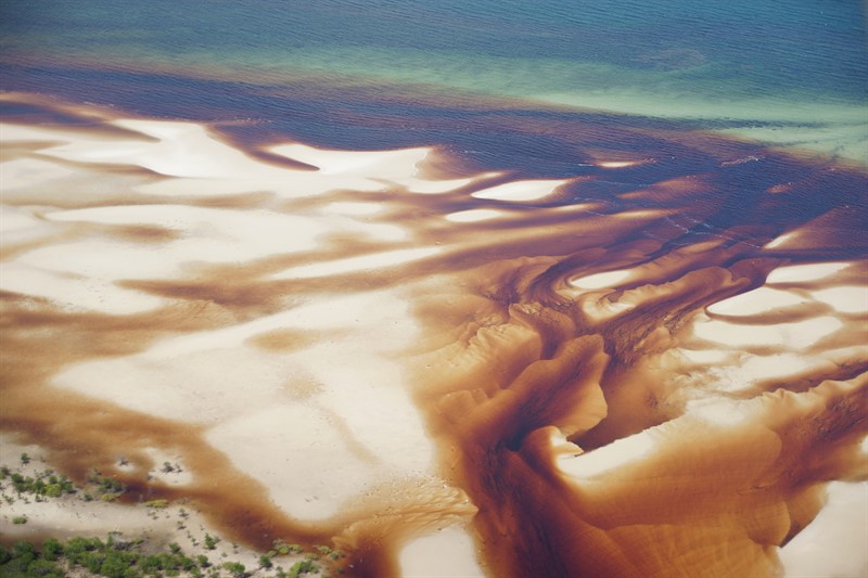 Pobřežní barvy a tvary poblíž Cooktown v severovýchodní Austrálii