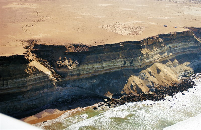 Pobřežní útesy, severozápadní Sahara, Maroko. Takto vypadají stovky kilometrů pobřeží. Sem tam auto, sem tam člověk, jinak nic