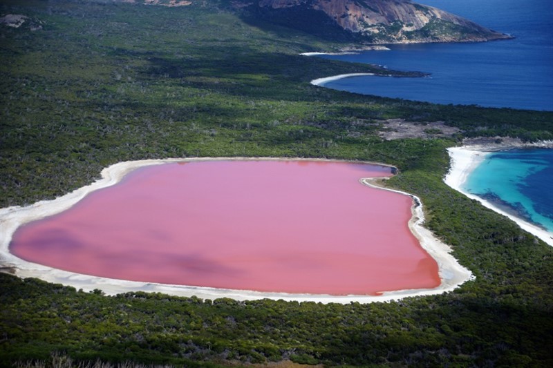 Jezero Hillier s růžovou vodou - jižní Austrálie