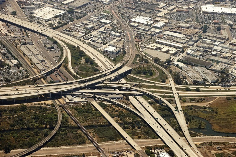 Křižovatka Freeway 8 a Freeway 5  předměstí San Diega, USA