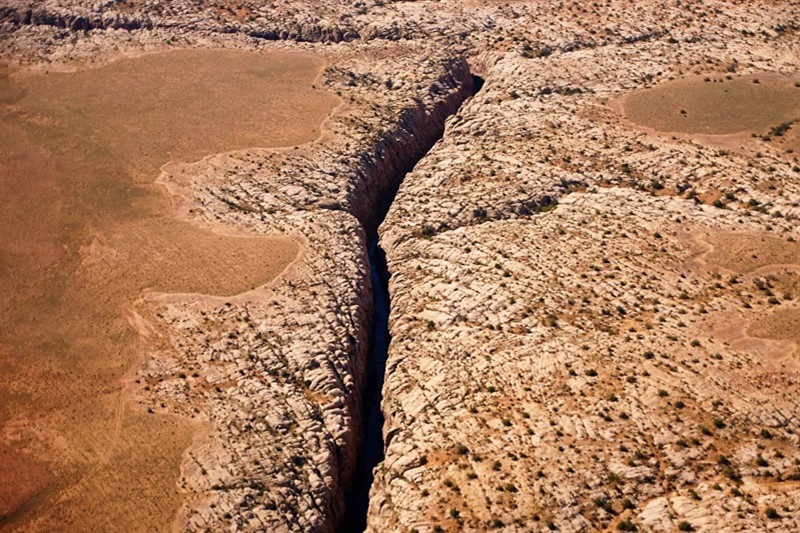 Pukliny v zemském povrchu cestou k parku Petrified Forest