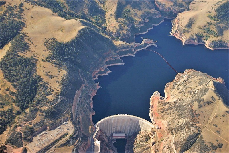 Přehrada na řece Bighorn tvořící Bighorn Lake, USA